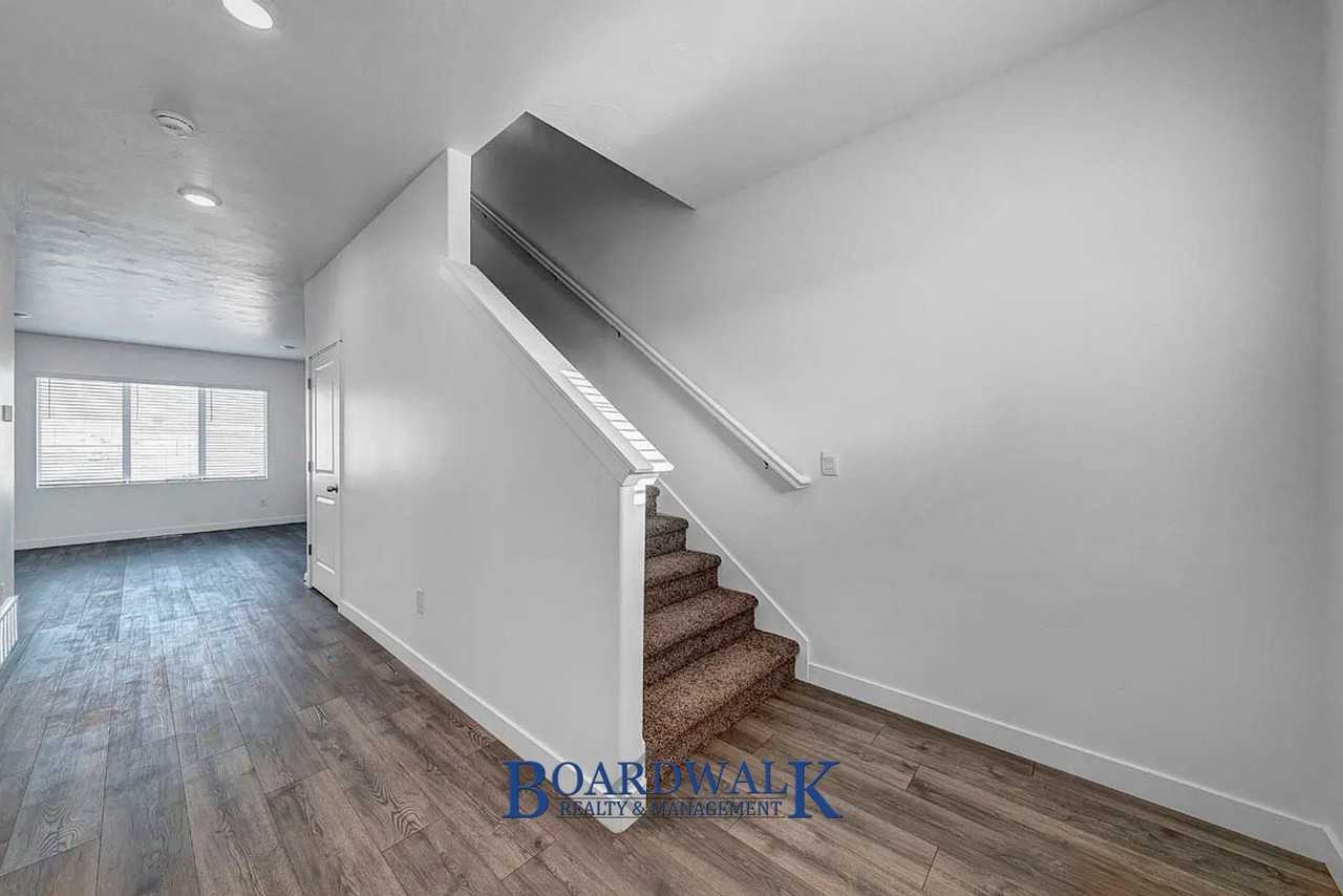 622 N Trident Dr - Photo 4 of 45