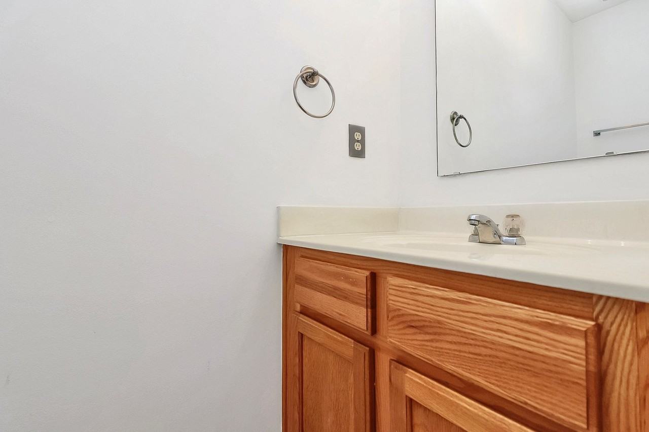 2712 N Valley Ct - Photo 3 of 38