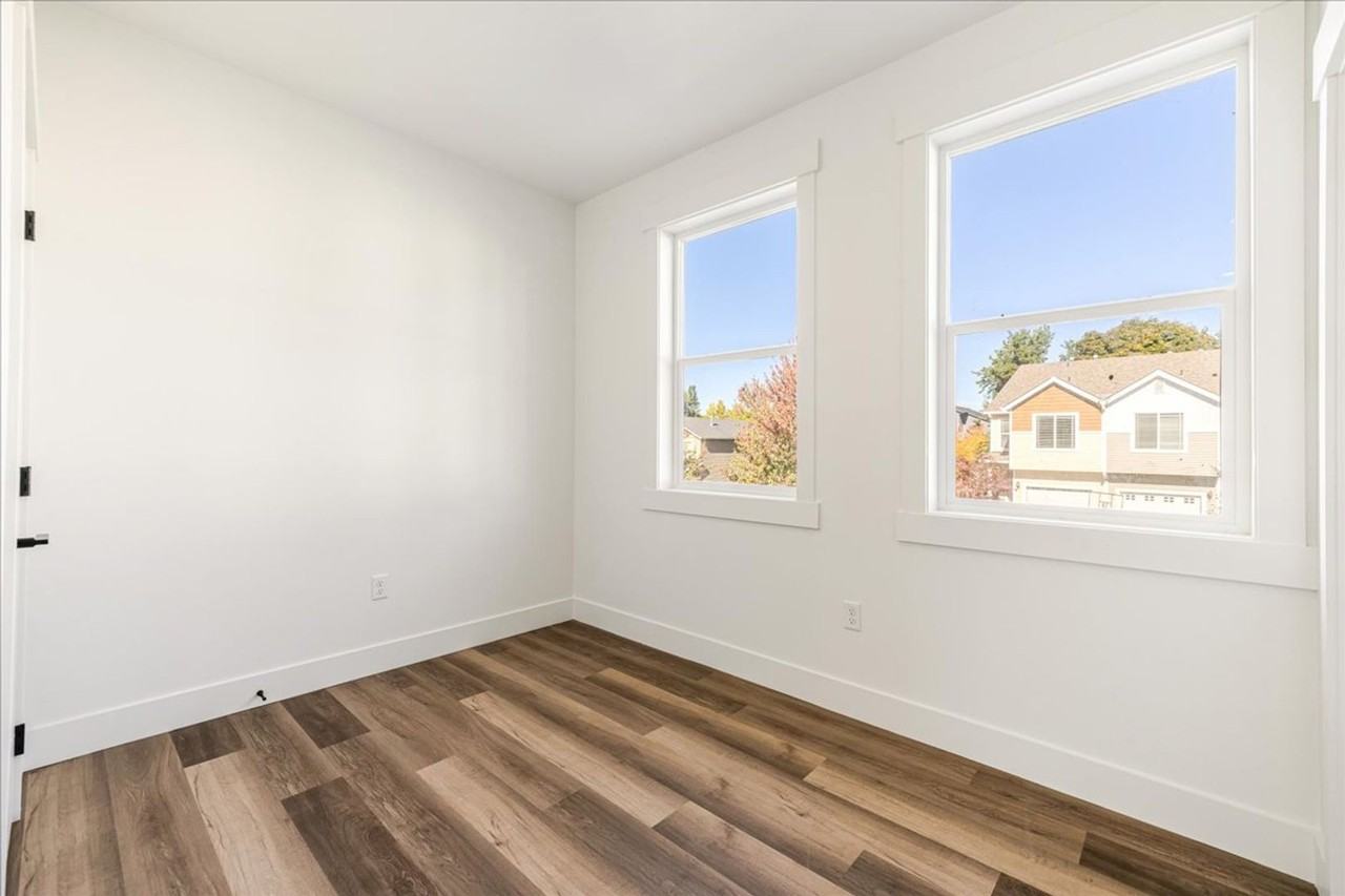 5852 Se 18th St - Photo 2 of 27