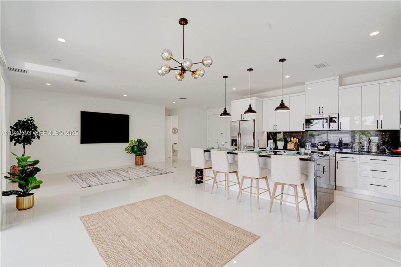 1805 Nw 22nd Ct - Photo 2 of 14