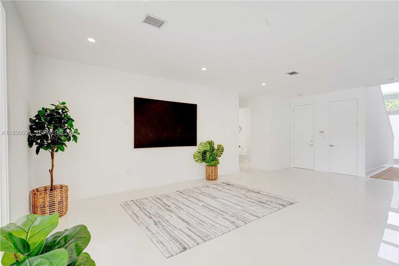 1805 Nw 22nd Ct - Photo 4 of 14