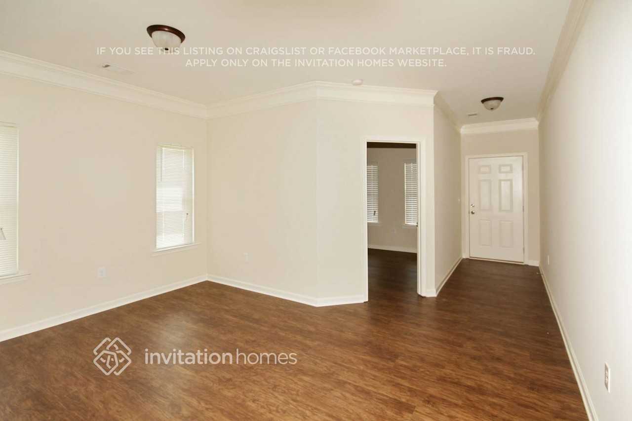 702 Rock Hill Pkwy - Photo 2 of 16