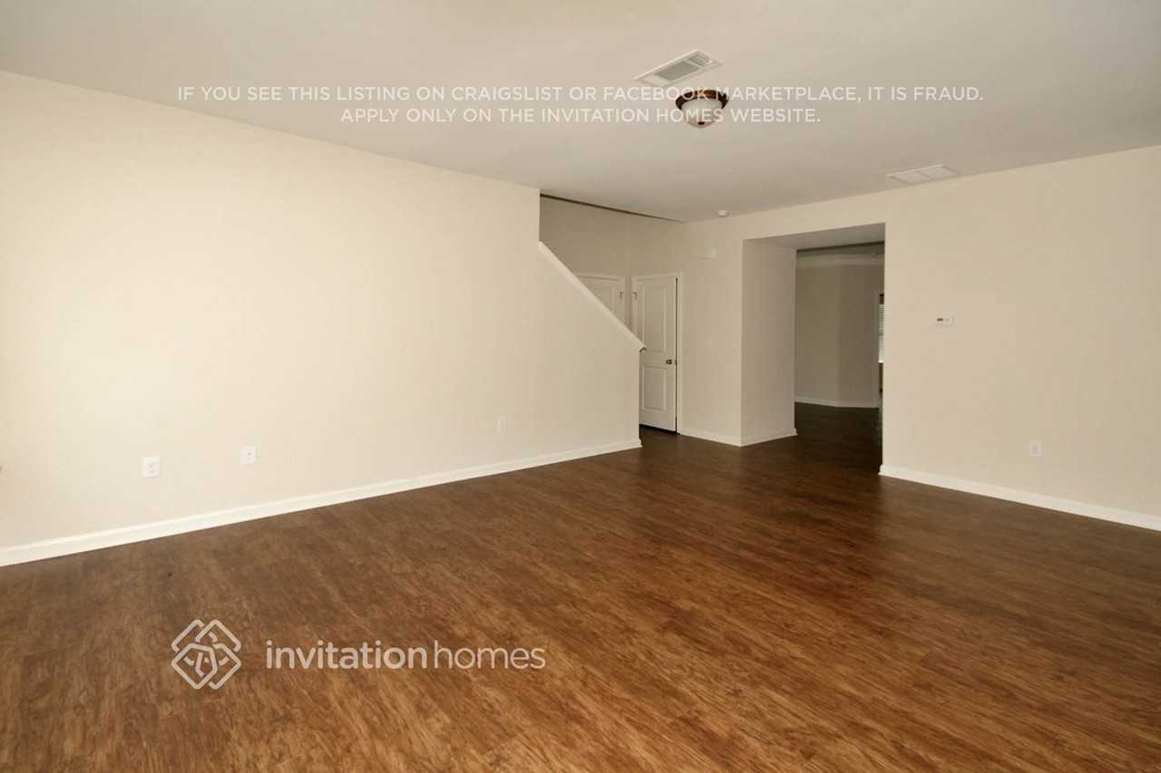 702 Rock Hill Pkwy - Photo 4 of 16