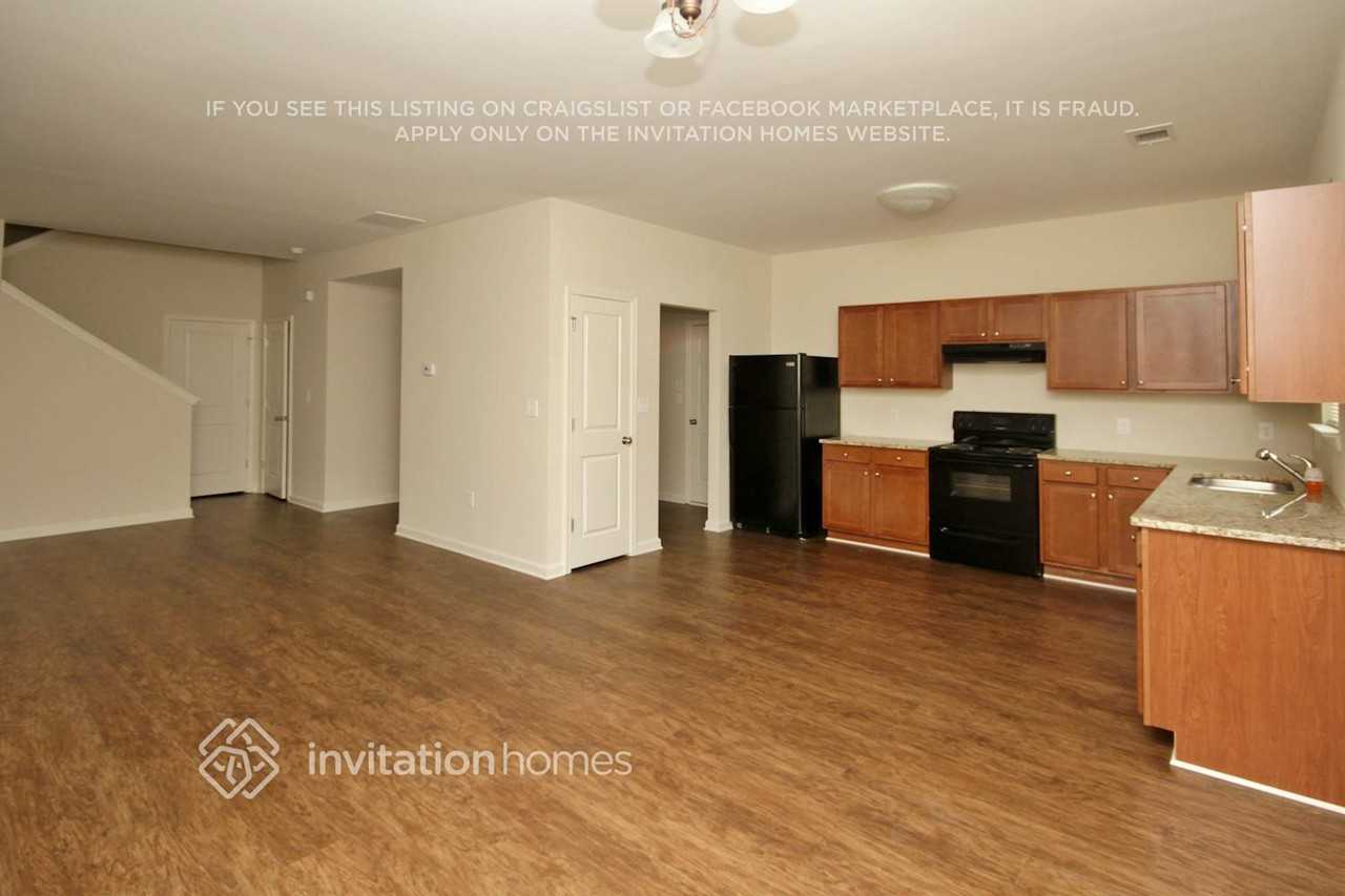 702 Rock Hill Pkwy - Photo 5 of 16