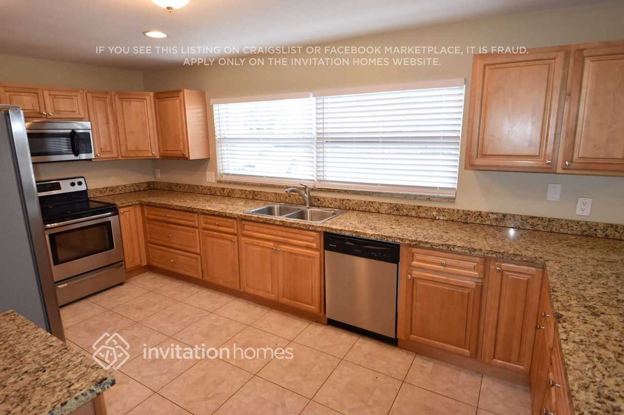 250 Sw 12th Ave - Photo 4 of 10