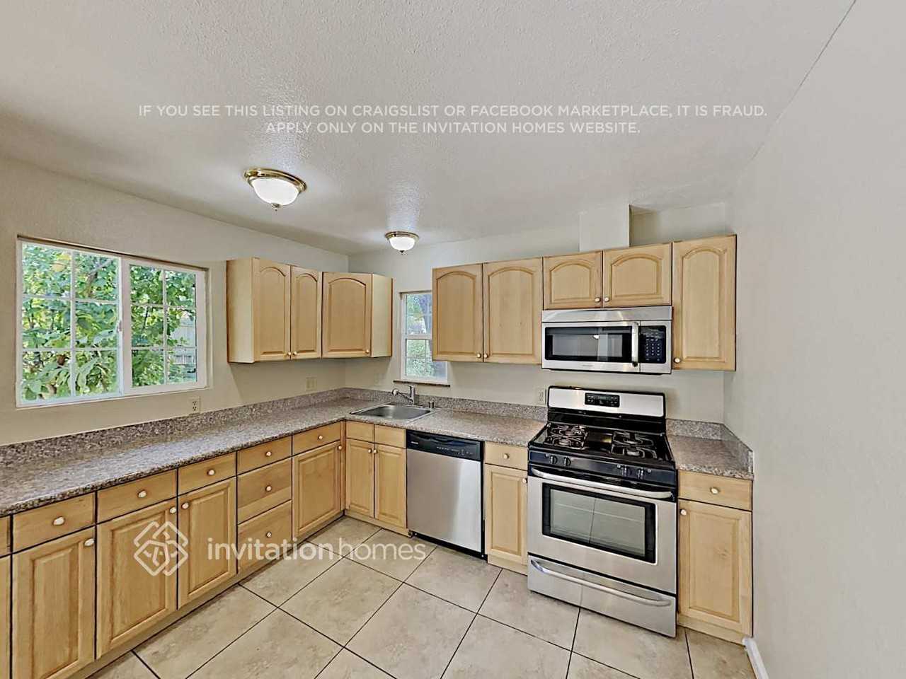 4640 Plantation Dr - Photo 6 of 18