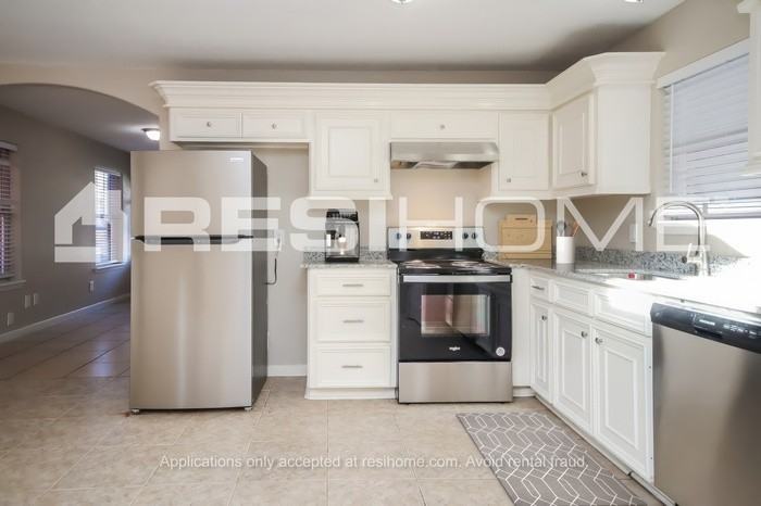 5506 Eastland St - Photo 3 of 17