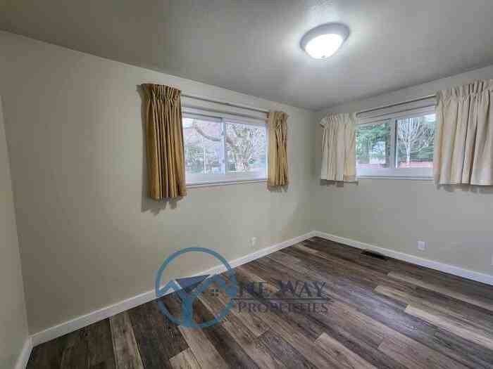 4624 Grandview Dr W - Photo 7 of 17