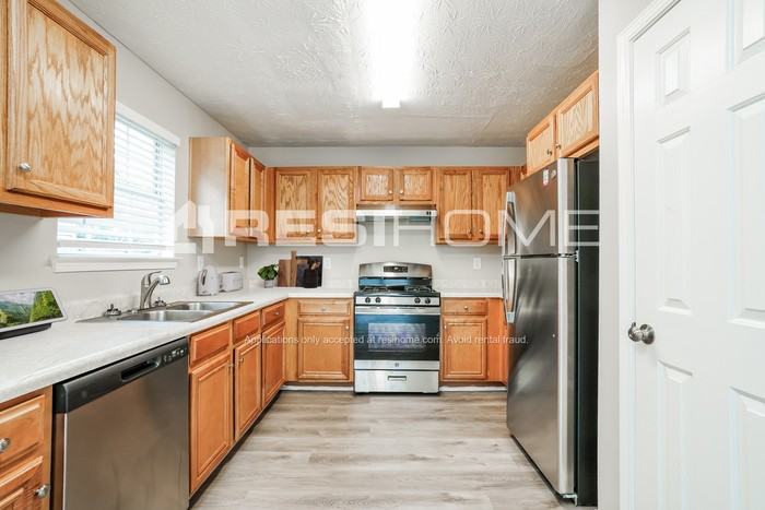 5666 One Lake Way - Photo 3 of 17