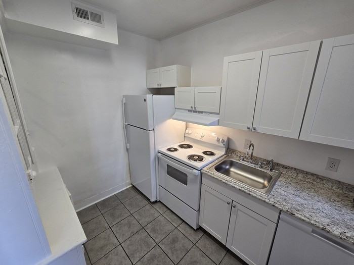 303 Bank St #C - Photo 6 of 13
