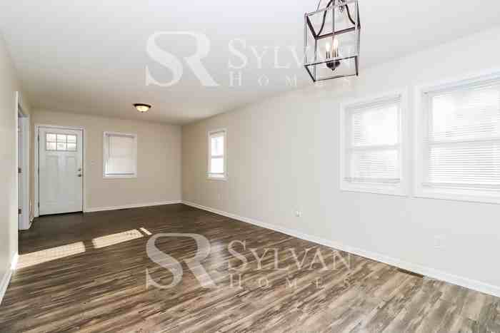 524 S Green St - Photo 5 of 16