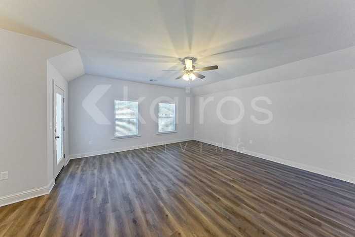 8041 Hendrick Dr - Photo 2 of 20