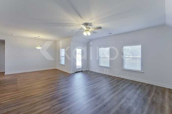 8041 Hendrick Dr - Photo 4 of 20