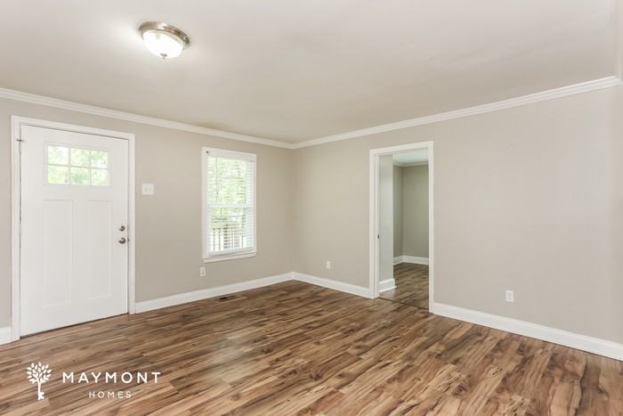 884 Custer Ave Se - Photo 4 of 15