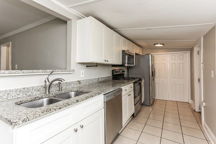 884 Custer Ave Se - Photo 7 of 15