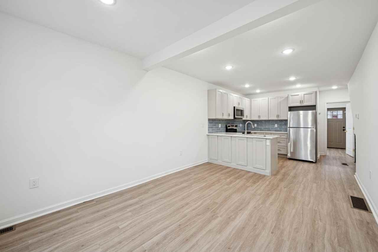 2553 S Dewey St - Photo 3 of 18