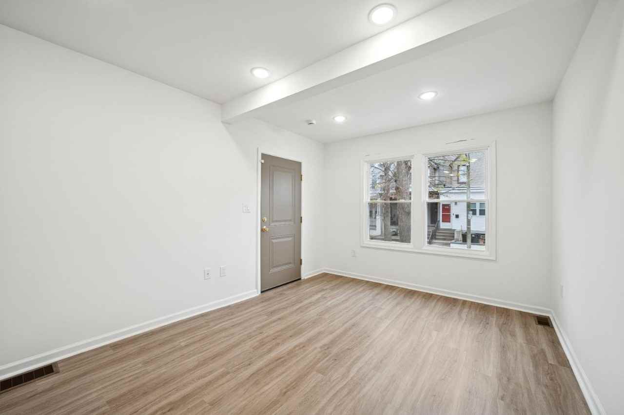 2553 S Dewey St - Photo 5 of 18