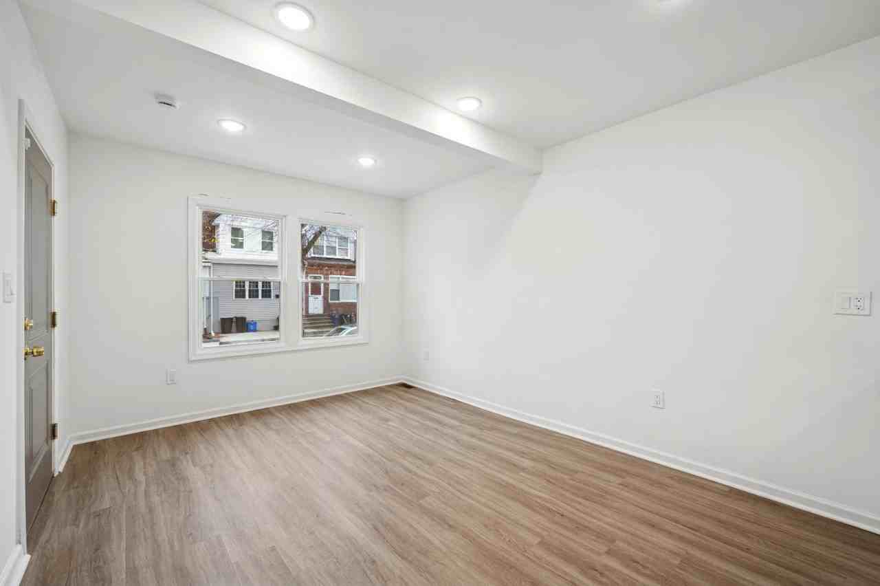 2553 S Dewey St - Photo 6 of 18