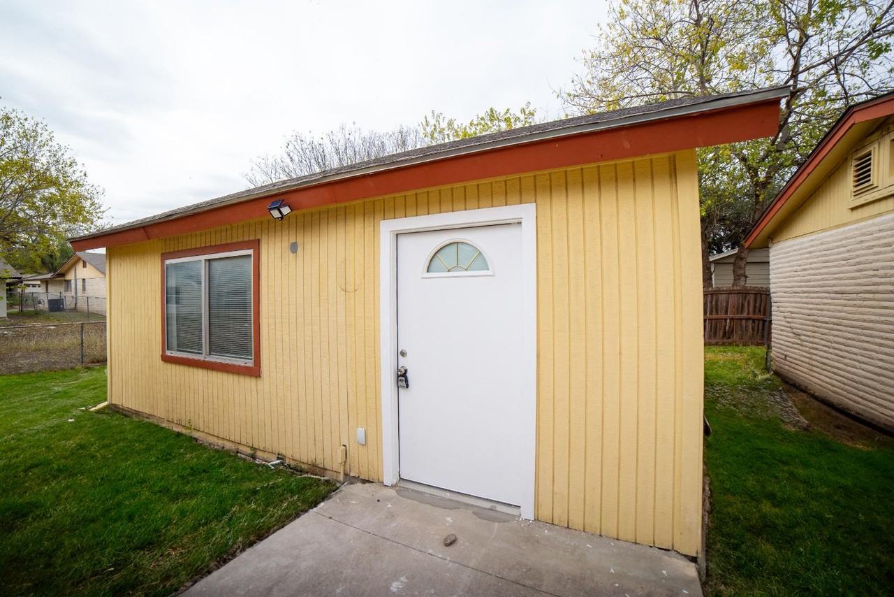 309 Royal Dr - Photo 4 of 17