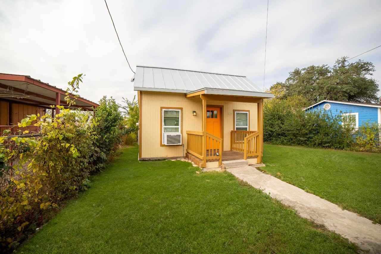 611 Rochambeau - Photo 2 of 20