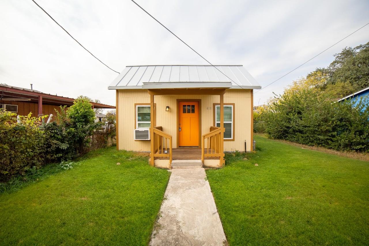 611 Rochambeau - Photo 4 of 20