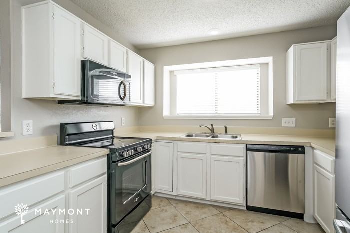 827 Bentle St - Photo 5 of 12