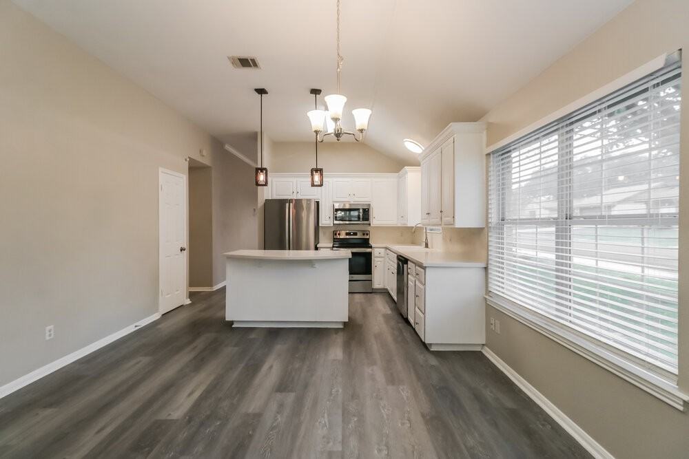 200 Woodstone Dr - Photo 5 of 16