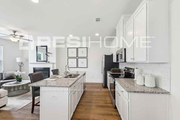 131 Alicia Way - Photo 4 of 23