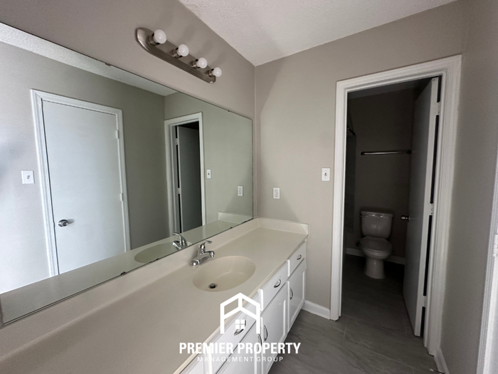 6235 Shade Tree Dr - Photo 7 of 17