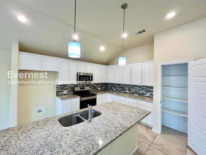 1413 Avenue A - Photo 2 of 31