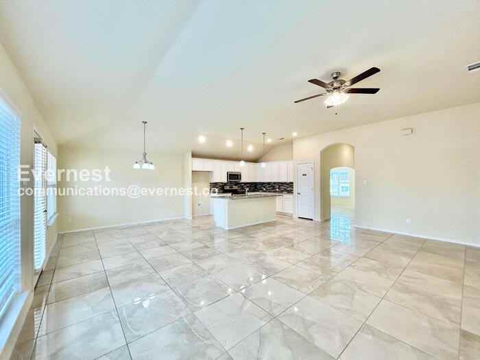 1413 Avenue A - Photo 4 of 31