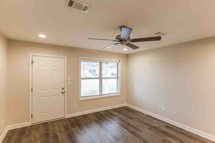 111 Wexford Way - Photo 4 of 12