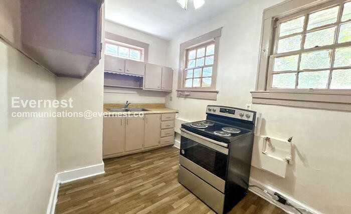 904 3rd St W #C - Photo 2 of 18