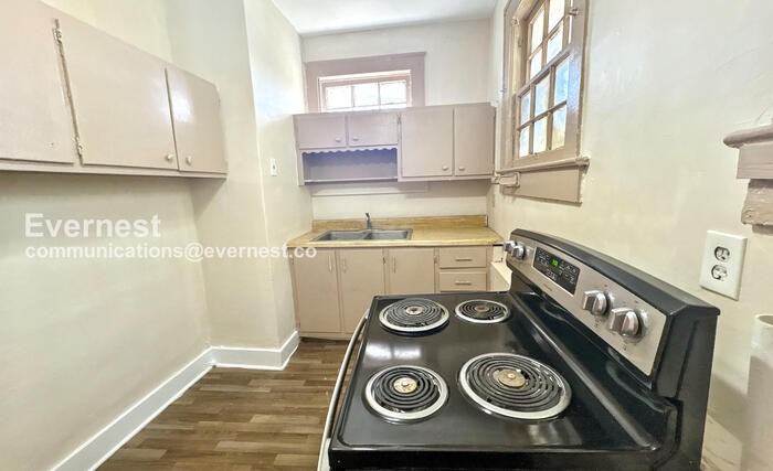 904 3rd St W #C - Photo 3 of 18