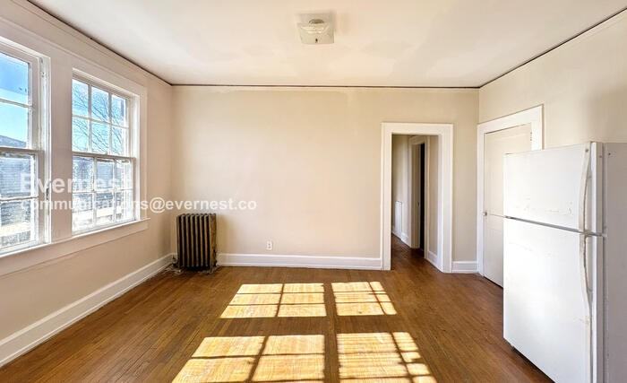 904 3rd St W #C - Photo 4 of 18