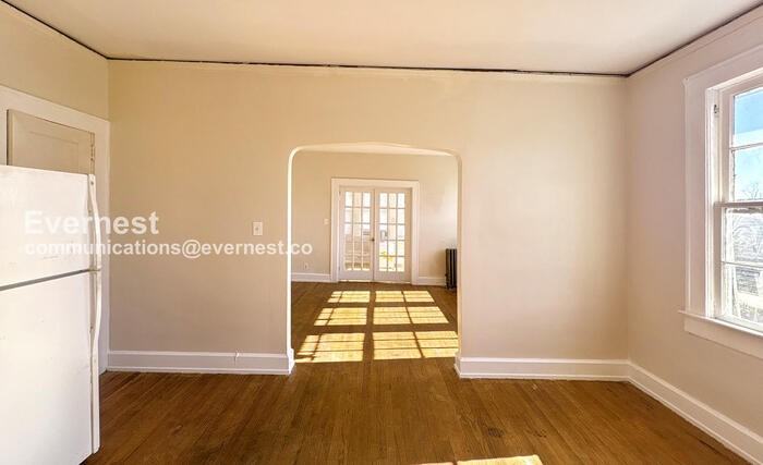 904 3rd St W #C - Photo 5 of 18