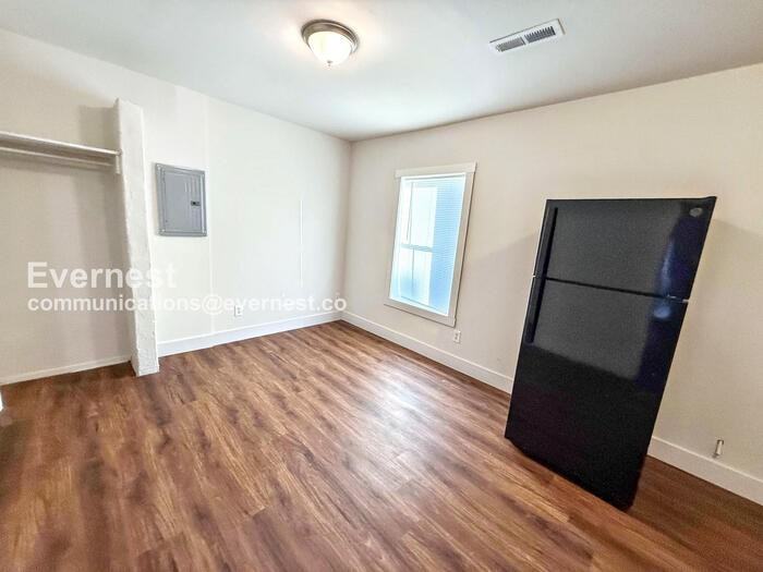 201 9th Ave W - Photo 3 of 18