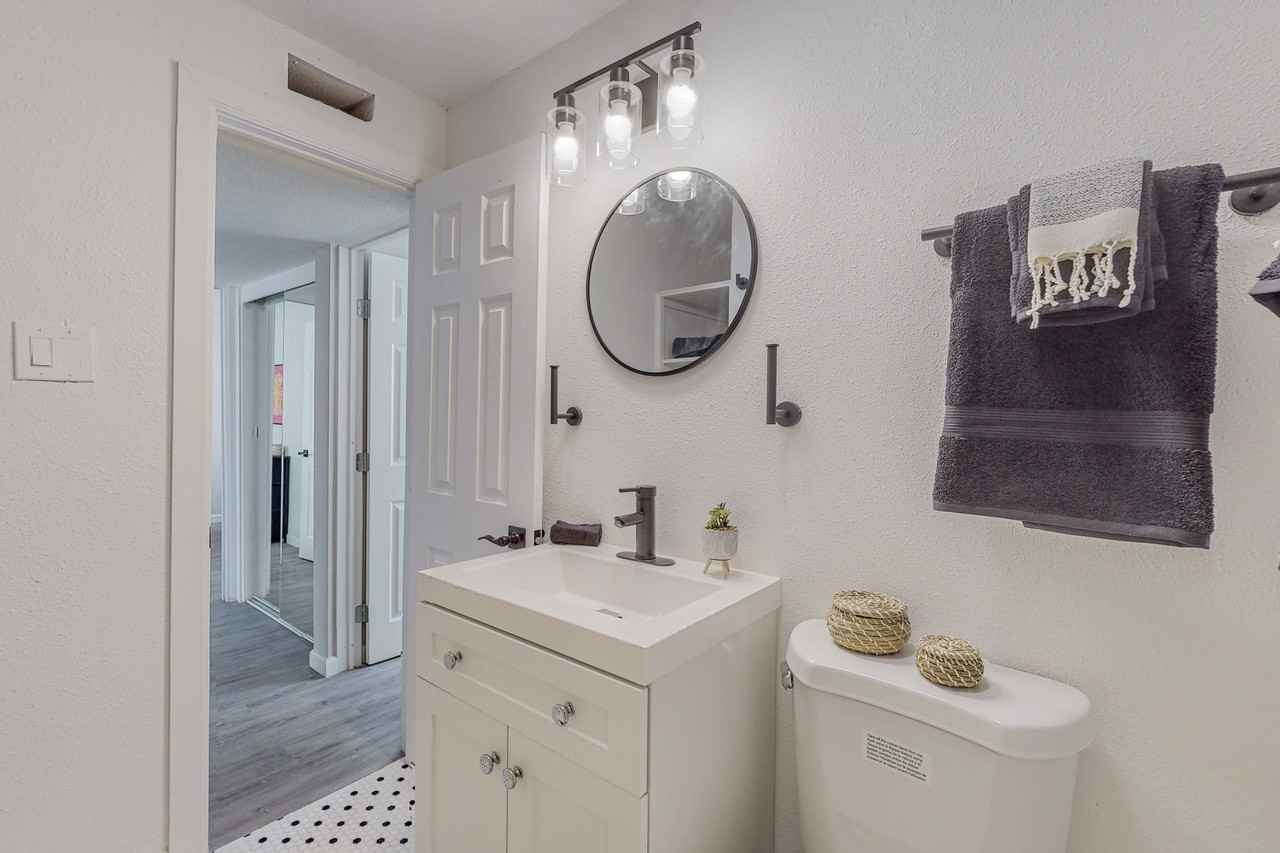 724 Truman St Ne #A - Photo 6 of 14