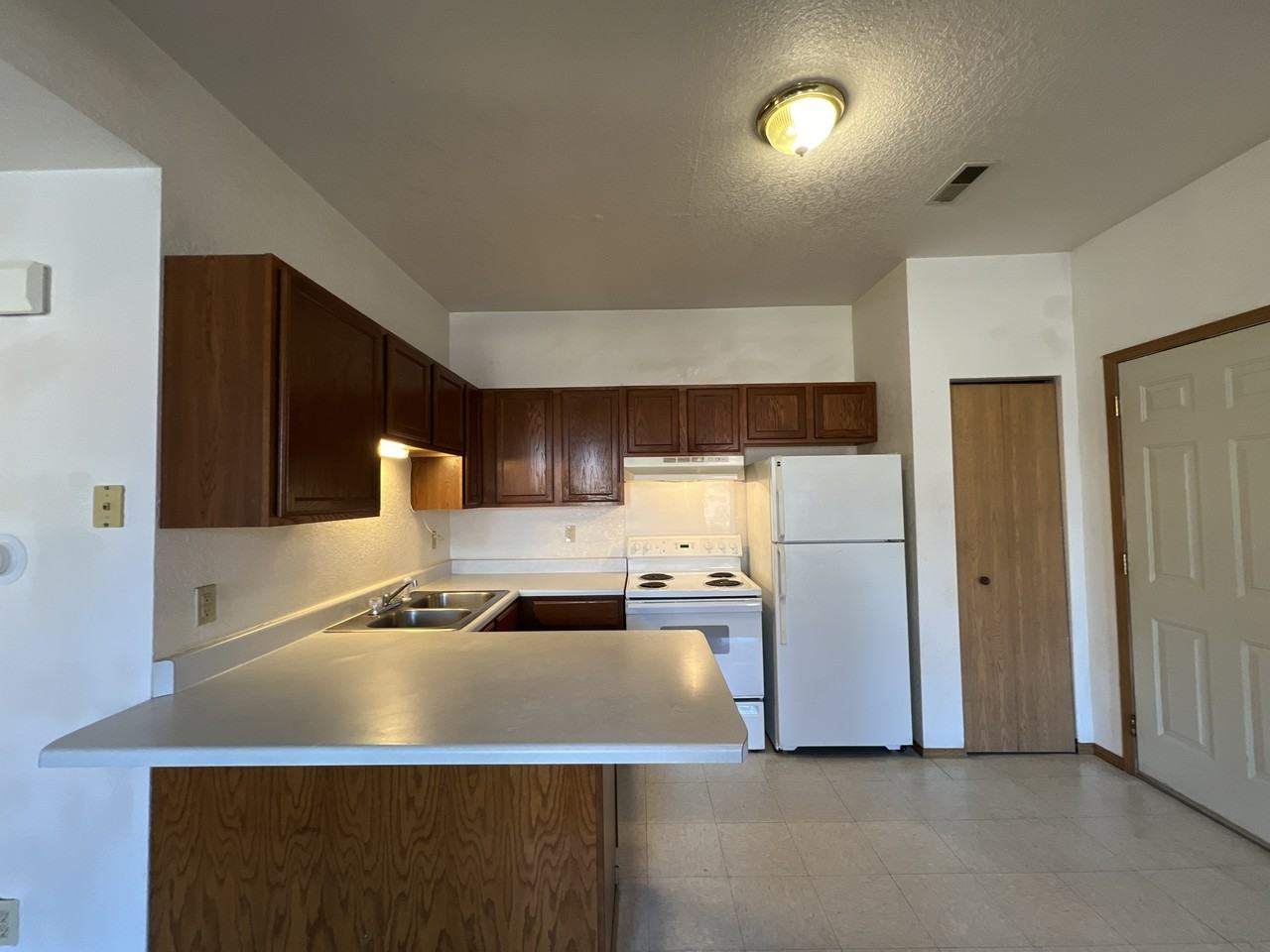 264 E 14th St #1-2 - Photo 3 of 5