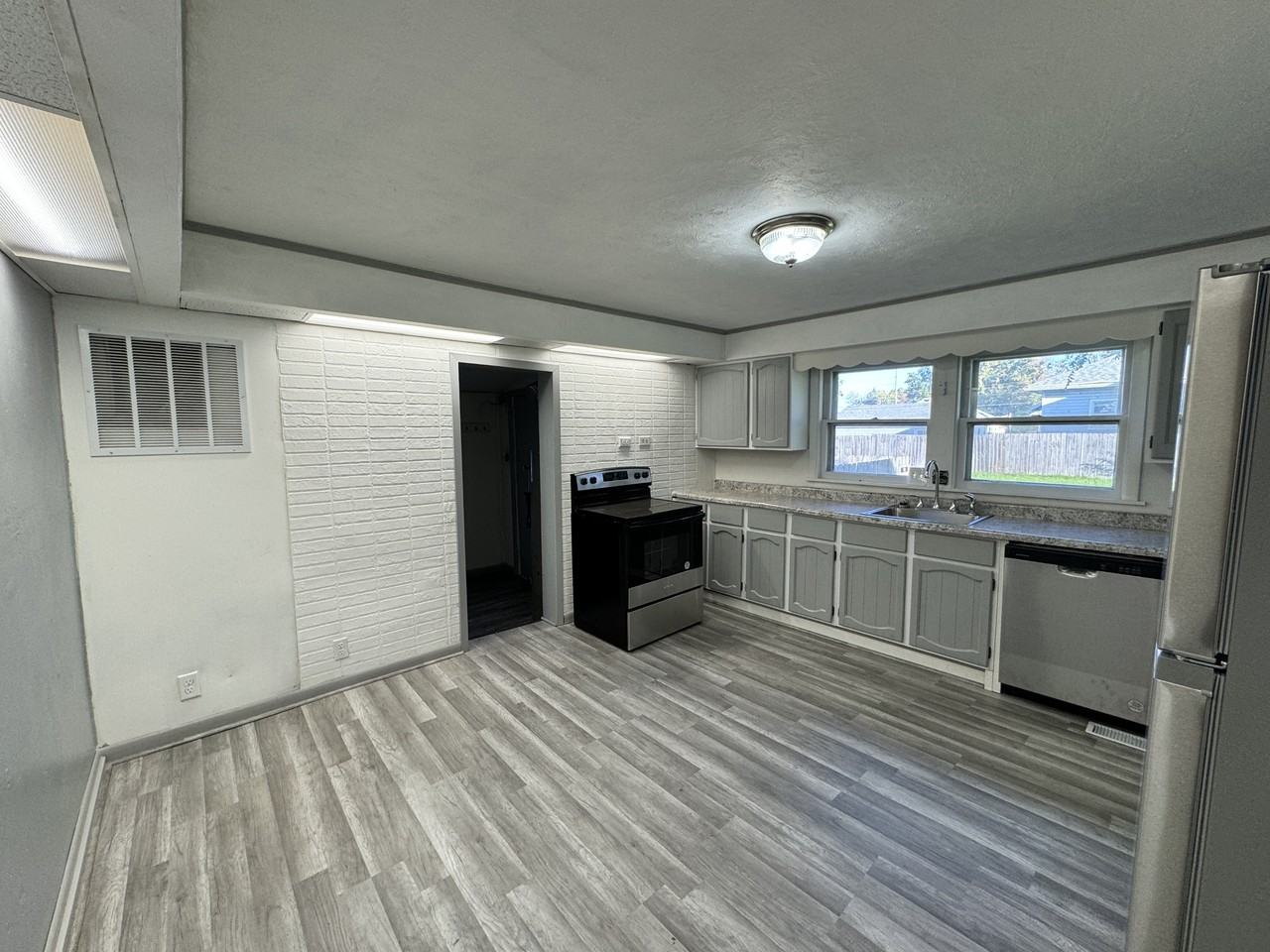 821 S Market St #1 - Photo 5 of 11