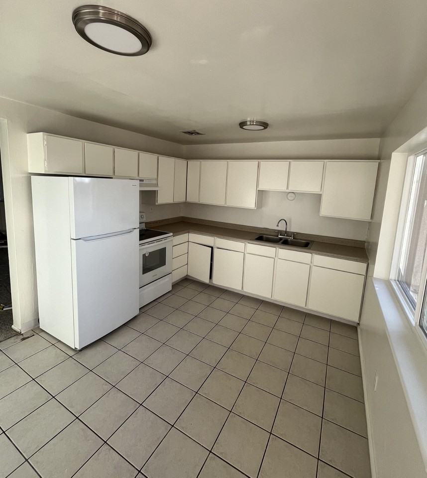 256 E Helm Ave - Photo 5 of 6