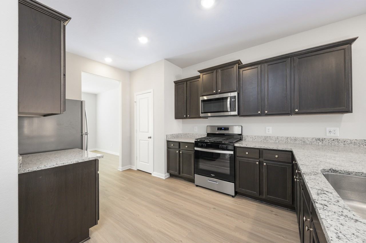 15631 Plum Brook Dr - Photo 3 of 16