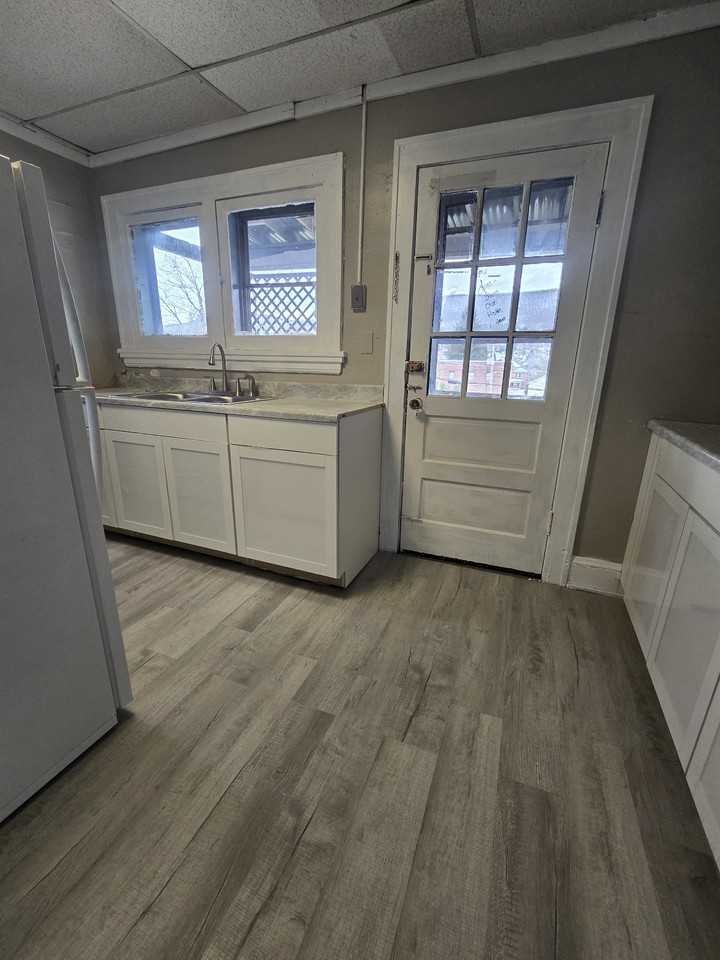 325 1/2 Frederick St #1-2 - Photo 4 of 7