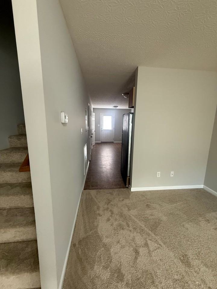 348 Upper Stone Ave - Photo 4 of 16