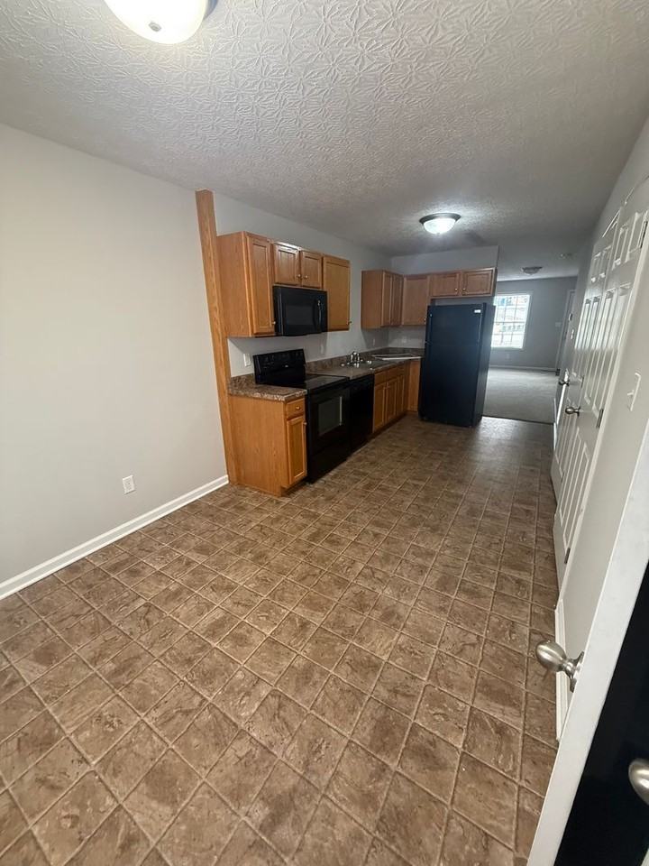 348 Upper Stone Ave - Photo 5 of 16