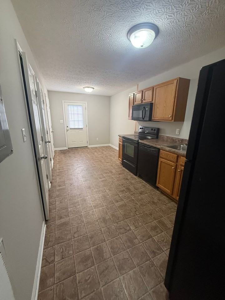 348 Upper Stone Ave - Photo 6 of 16