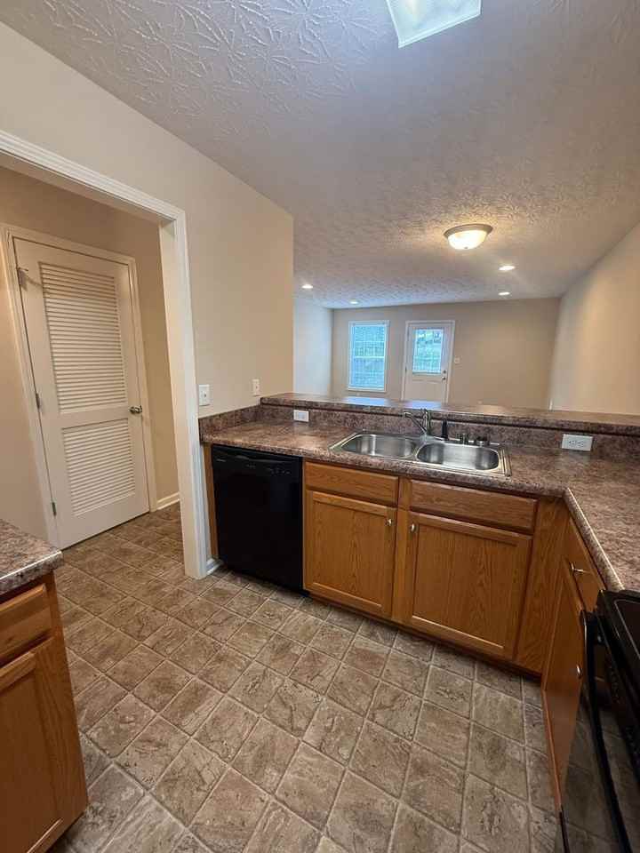 407 Upper Stone Ave - Photo 6 of 22