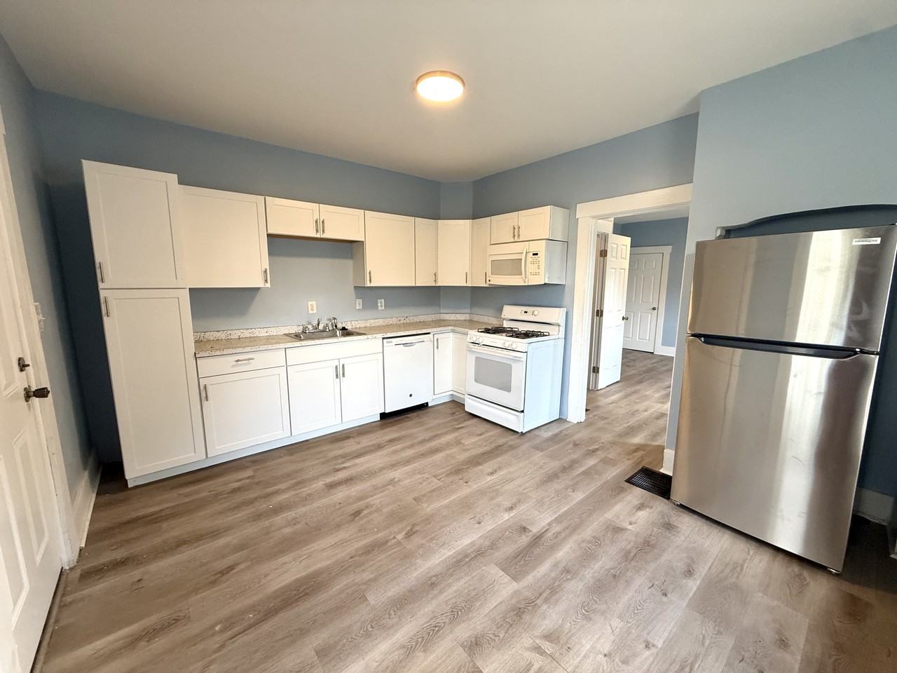 725 Charles St #725 - Photo 3 of 16