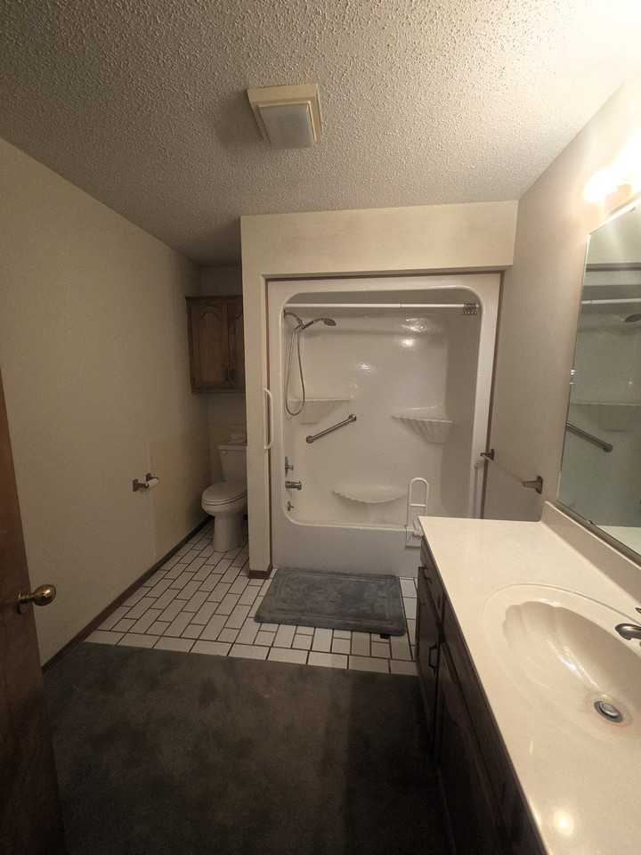 2045 S Kentwood Ave #1 - Photo 7 of 9