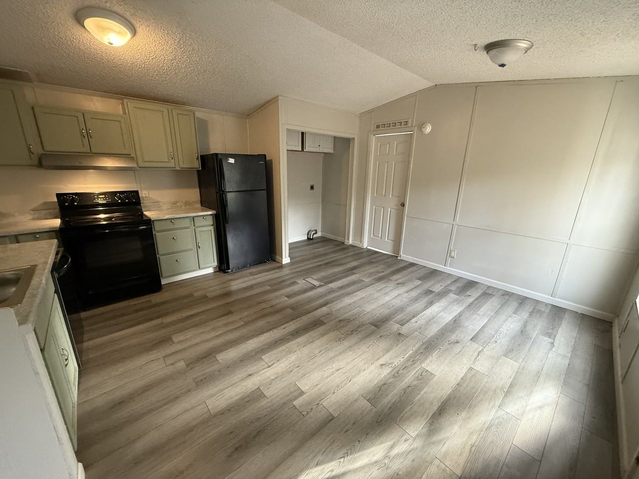 207 Jasmine Ln - Photo 3 of 8